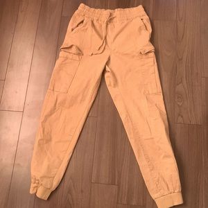 Women’s size medium cargo pants in perfect condition!